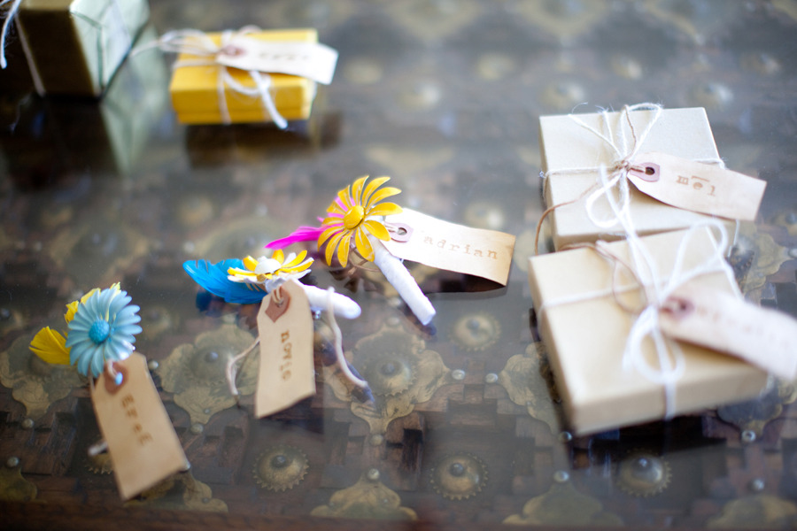 DETALLES alfileres para las invitadas