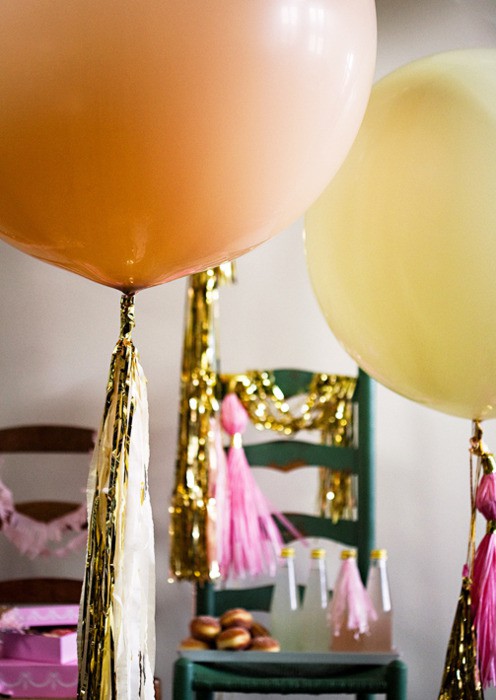 Globos de Helio con cintas de adornos o notas de felicitaciones colgando