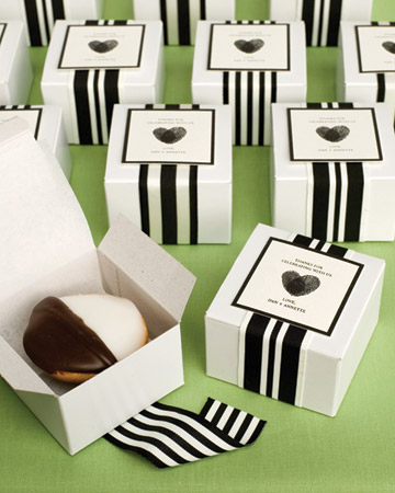 Regalar unos dulces o bombones a los invitados